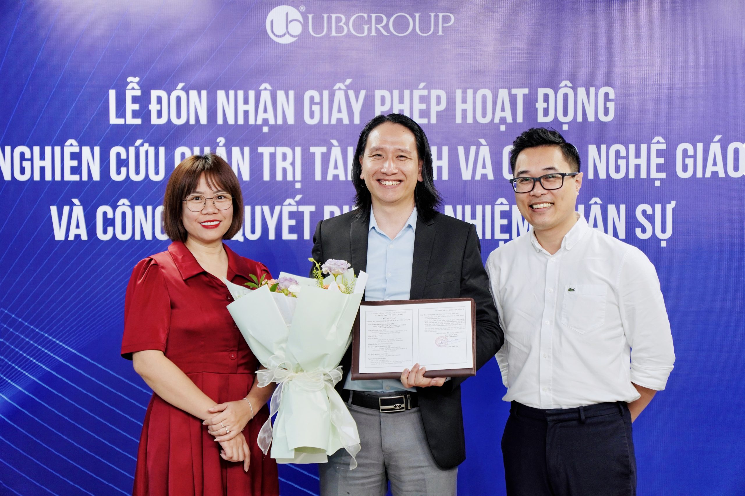Ban lãnh đạo UB GROUP trao Quyết định bổ nhiệm Viện trưởng cho ông Lê Minh Đức